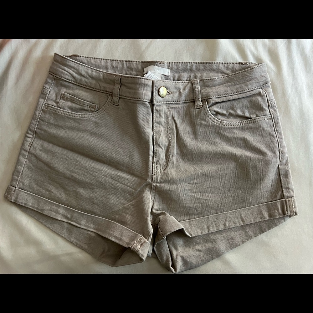 H&M Tan/Beige Shorts. Size 6.